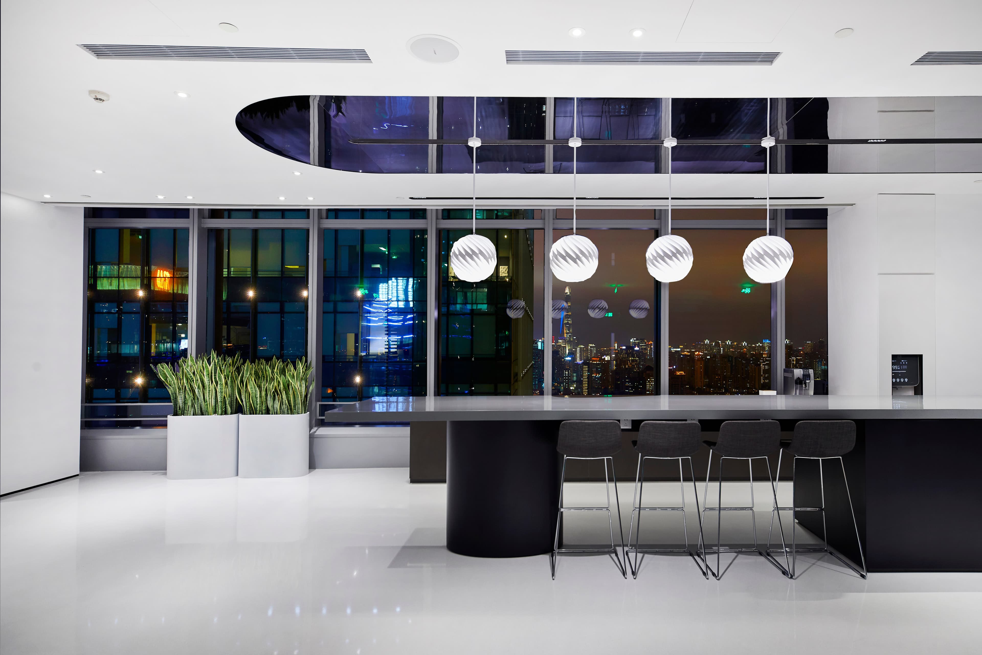 Contemporary Retail Lounge - 5